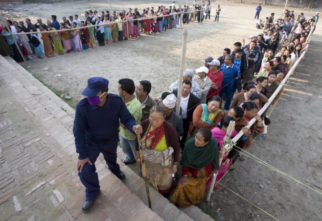 Nepalis queue up to vote at a polling station in the outskirts of Kathmandu April 10, 2008. Hoping it will bring their country lasting peace after a decade of war and insurgency, Nepalis queued from dawn on Thursday to cast their vote in a historic election, the country's first in nine years. REUTERS/Adrees Latif (NEPAL)